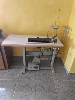 Máquina de coser aparadora y zig-zag, incluye mesa