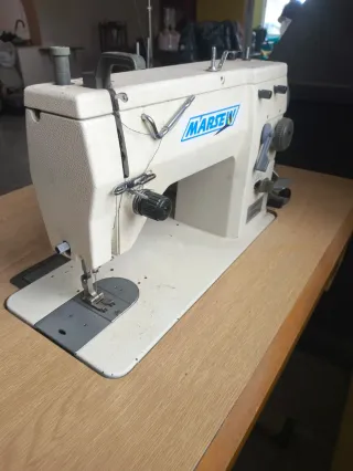 Máquina de coser aparadora y zig-zag, incluye mesa