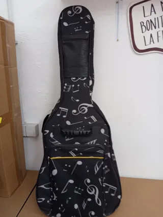 Guitarra Española Yamaha C40 se entrega con funda