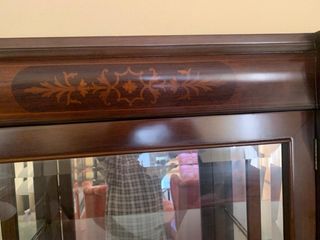 Vitrina de madera y cristal