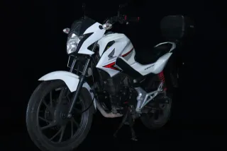 Honda CB125F Blanca con Baúl SH29