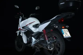 Honda CB125F Blanca con Baúl SH29