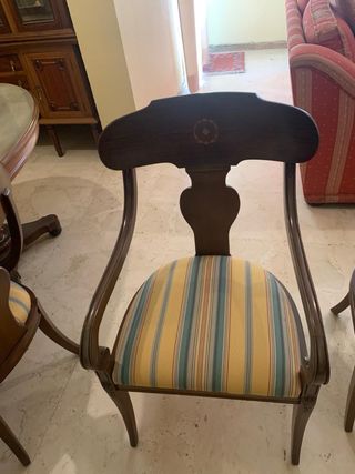 Silla de madera con tapizado multicolor