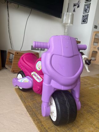 Moto correpasillos Feber rosa y lila