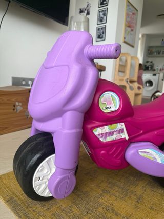 Moto correpasillos Feber rosa y lila