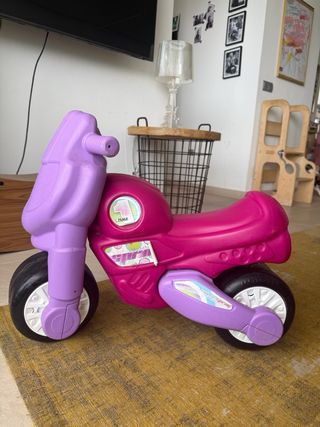 Moto correpasillos Feber rosa y lila