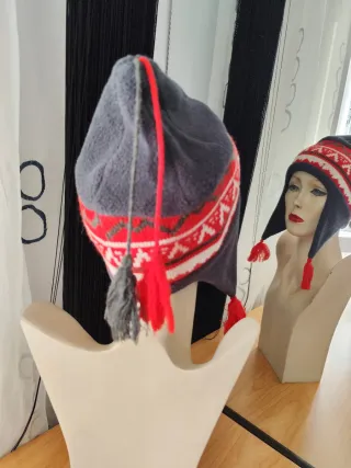 Gorro de invierno con orejeras y pompón