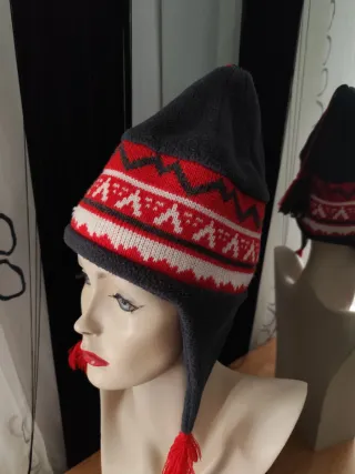 Gorro de invierno con orejeras y pompón