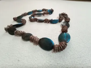 Collar con cuentas ovaladas azules.
