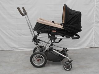 Carrito de bebé negro y beige