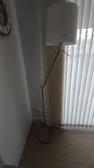 Lámpara de pie plateada y blanca