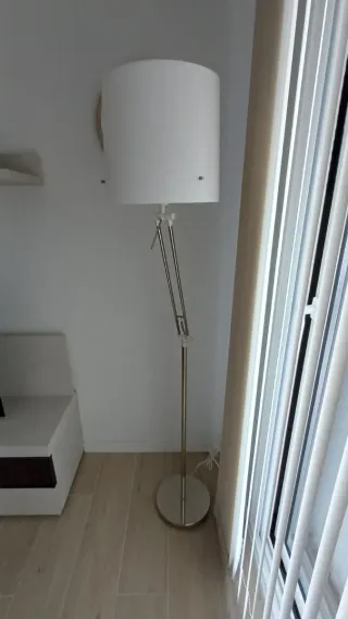 Lámpara de pie plateada y blanca