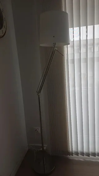 Lámpara de pie plateada y blanca