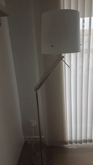 Lámpara de pie plateada y blanca