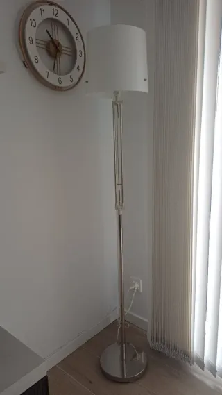 Lámpara de pie plateada y blanca