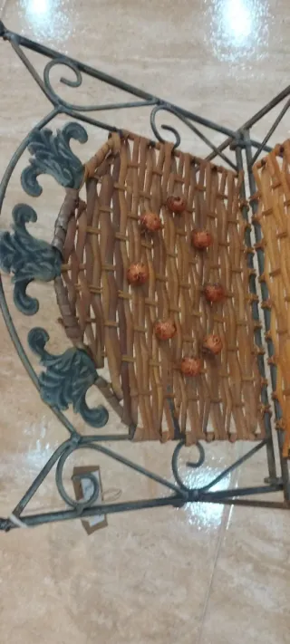 Revisteros de metal y mimbre