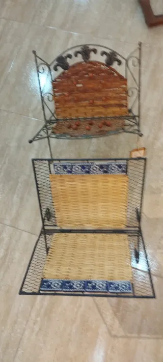 Revisteros de metal y mimbre