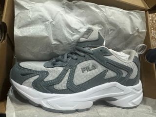 Deportivas Fila grises y blancas