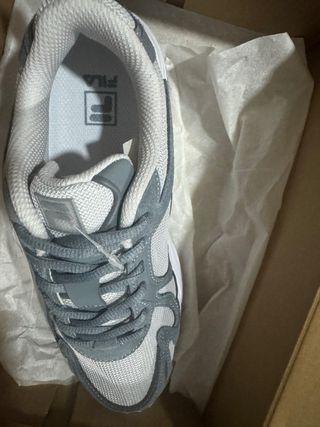 Deportivas Fila grises y blancas