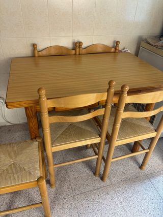 Mesa de cocina con dos alas 4 sillas y 2 taburetes