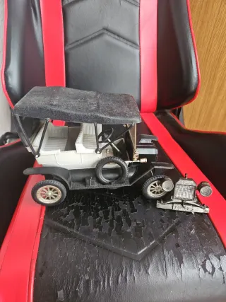 Coche de juguete antiguo Ford T