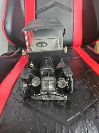 Coche de juguete antiguo Ford T