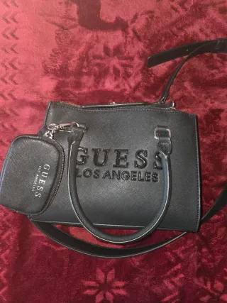 NUEVO Y ORIGINAL. Bolso Negro Guess con Monedero