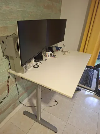 Mesa de ordenador ajustable