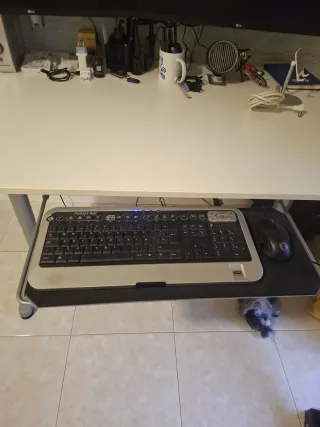 Mesa de ordenador ajustable