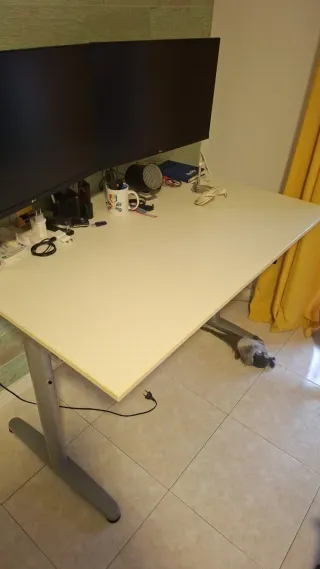 Mesa de ordenador ajustable