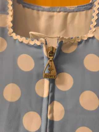 Vestido de lunares azul y blanco.