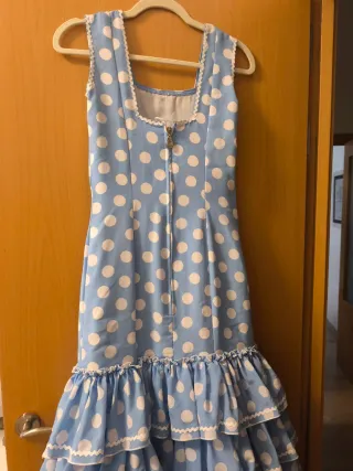 Vestido de lunares azul y blanco.