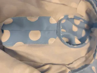 Vestido de lunares azul y blanco.