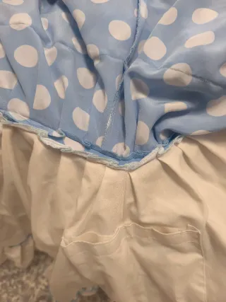 Vestido de lunares azul y blanco.