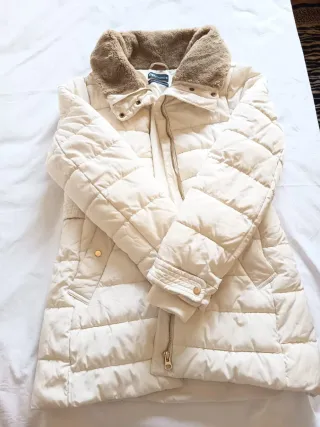 Abrigo acolchado ZARA cuello pelo.