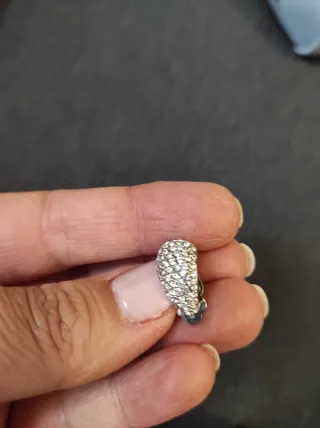 Pendiente sin agujero plateado con piedras circuri