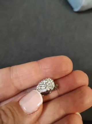 Pendiente sin agujero plateado con piedras circuri