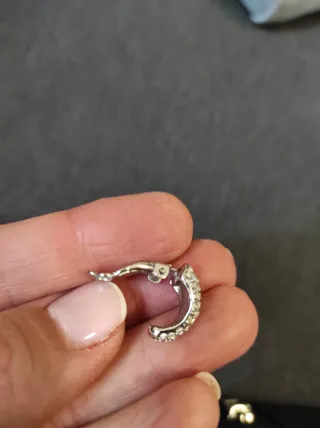 Pendiente sin agujero plateado con piedras circuri