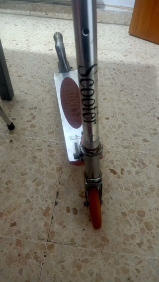 Patinete de pie plateado