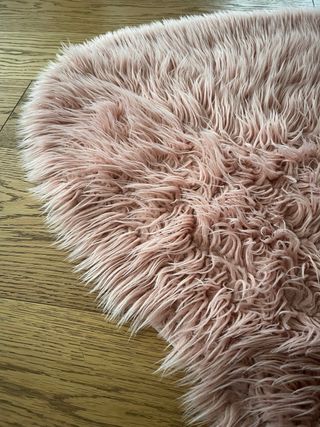 Alfombra de pelo rosa