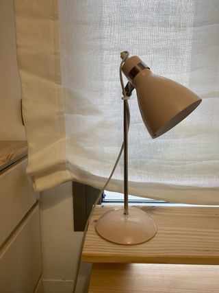 Lámpara de escritorio rosa y plateada