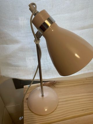 Lámpara de escritorio rosa y plateada