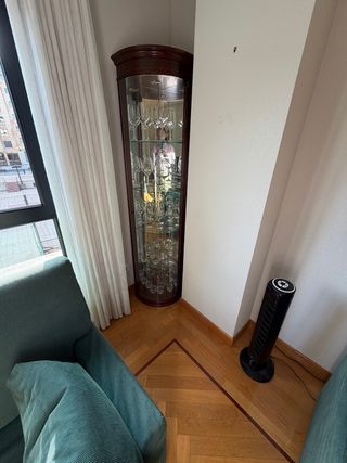 Vitrina de cristal y madera