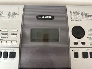 Teclado Yamaha Gris y Blanco