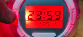 Reloj digital con alarma y temperatura