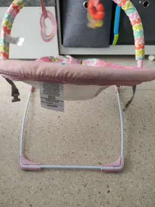 Hamaca para bebé rosa con juguetes