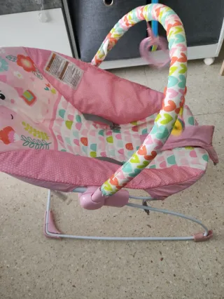 Hamaca para bebé rosa con juguetes