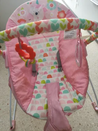 Hamaca para bebé rosa con juguetes