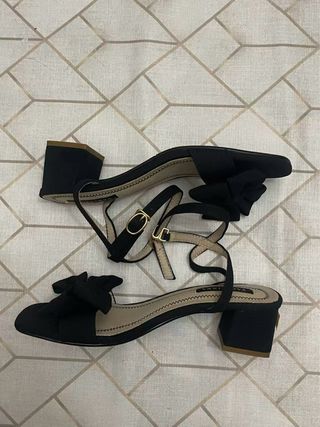 Sandalias negras con lazo