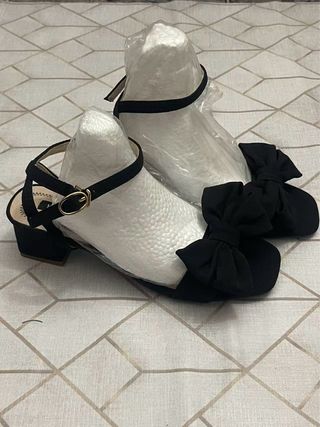 Sandalias negras con lazo